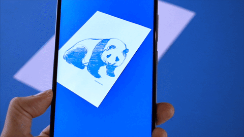 Lo schizzo virtuale di un panda su un foglio reale tramite SketchAR