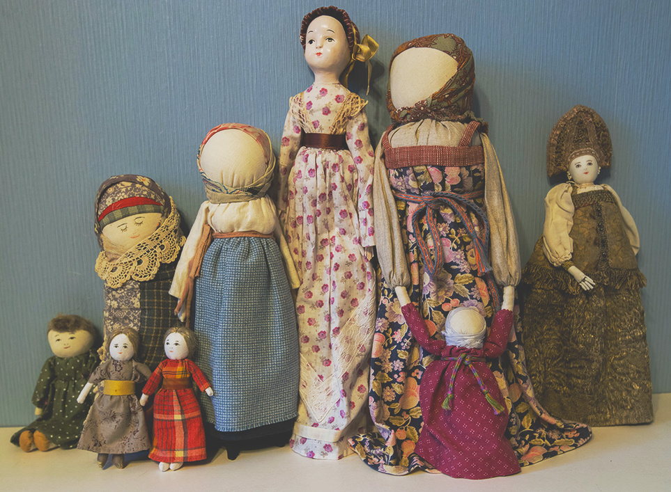 Деревянная кукла одна из первых игрушек. Куклы Марии Дмитриевой Сергиев Посад. Тряпичная кукла в музее Сергиева Посада. Тряпичные куклы Светланы Липовка.